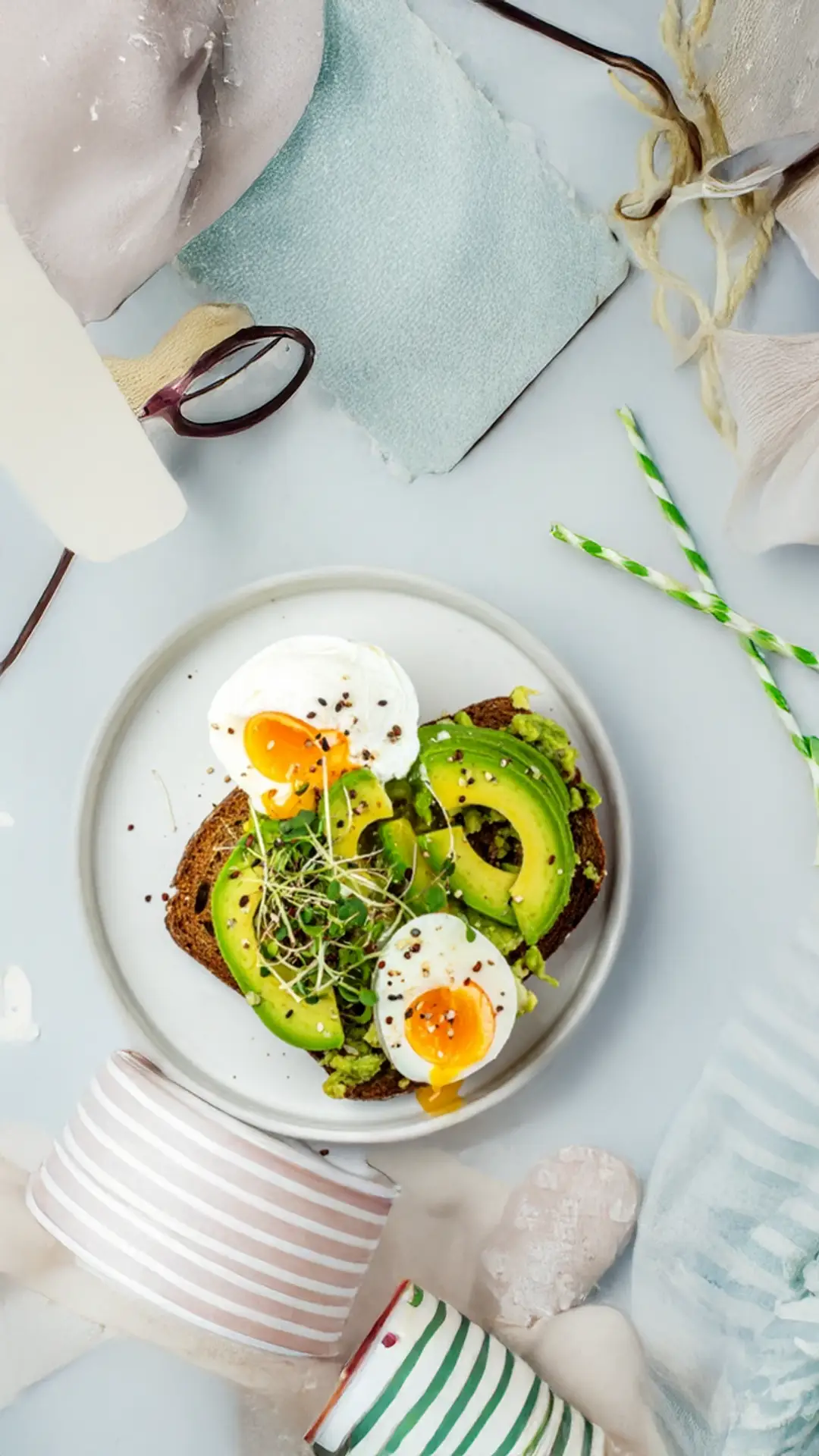 Pan tostado con mantequilla, aguacate y lechuga, acompañado de huevos duros. Rica combinación de proteínas, grasas saludables y fibra para un desayuno nutritivo y lleno de energía.