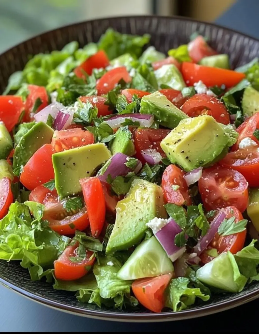 Ensalada saludable 100% natural de pepino aguacate zanahoria y lechuga