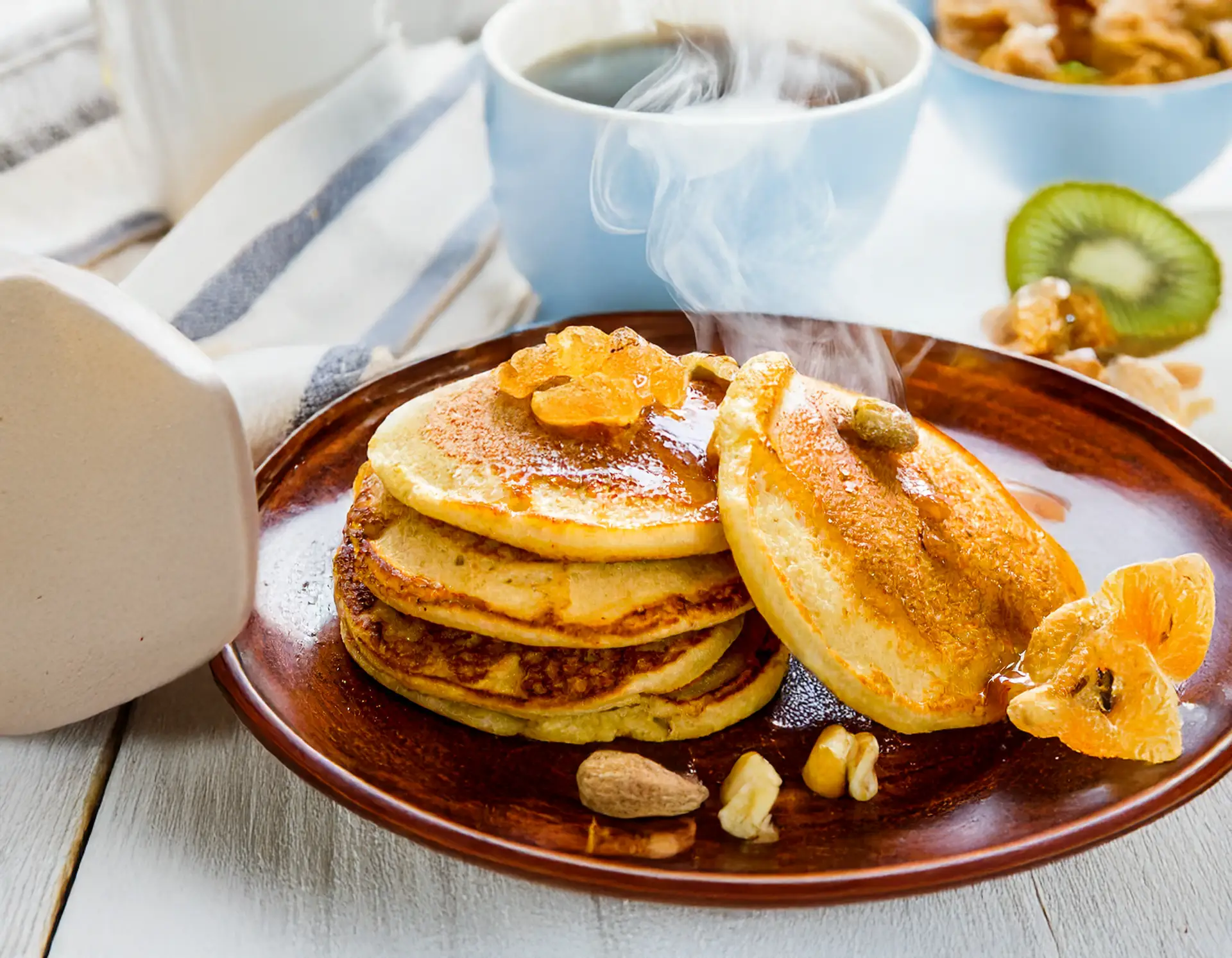 Hot cakes nutritivos de avena, humeante